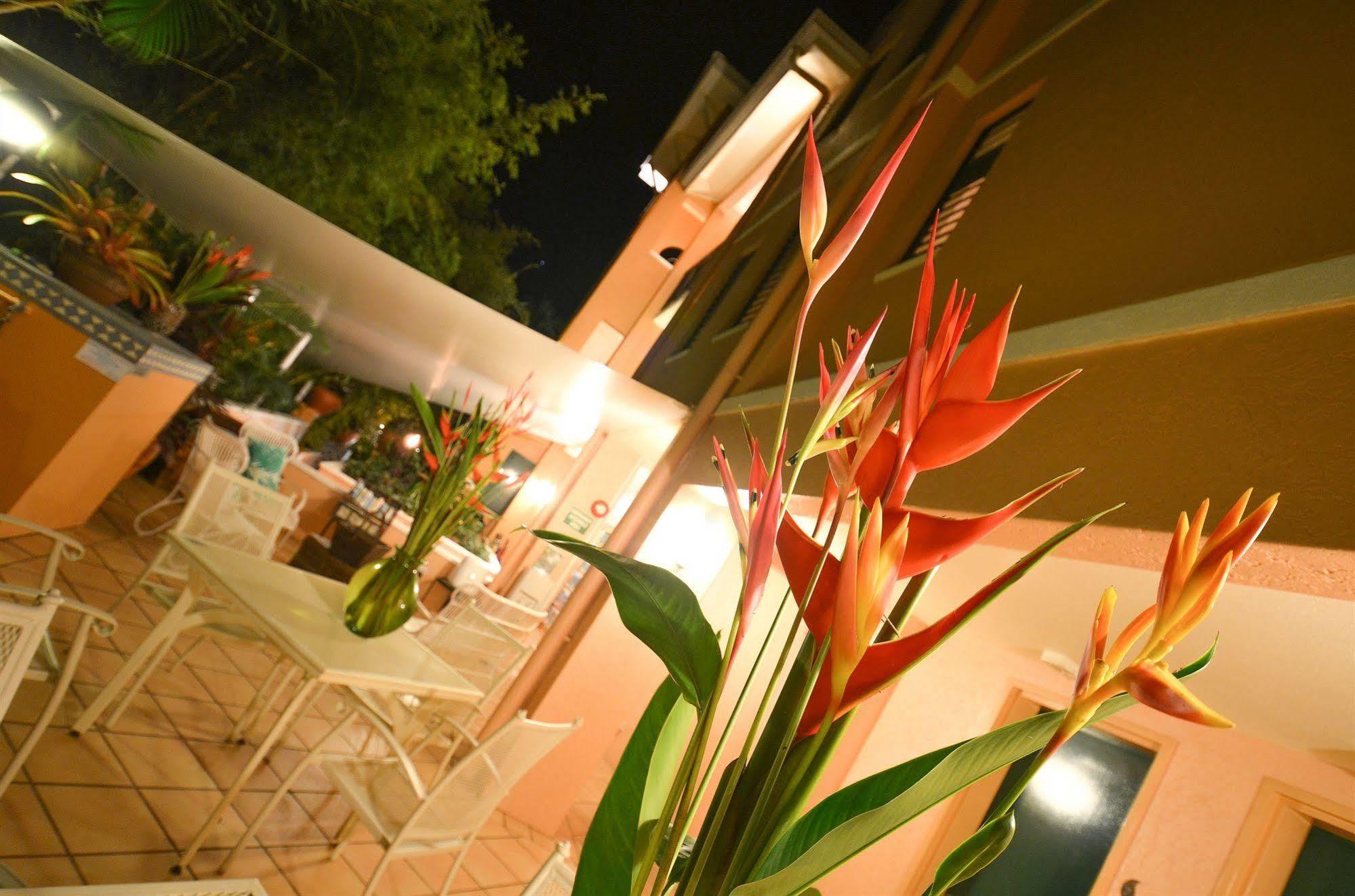 Martinique On Macrossan Aparthotel Port Douglas Bagian luar foto