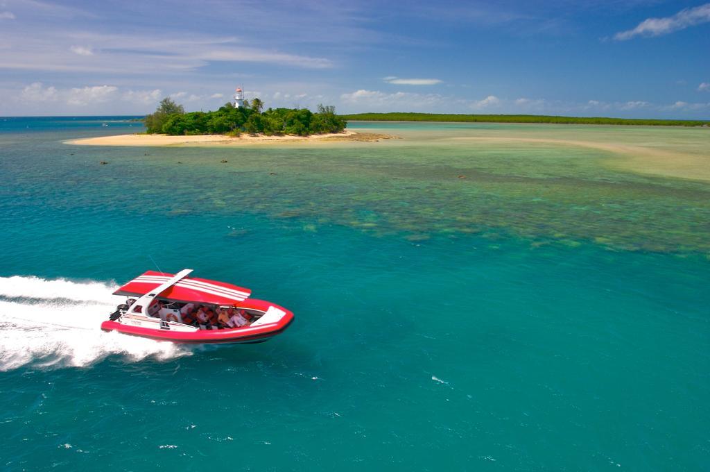 Martinique On Macrossan Aparthotel Port Douglas Bagian luar foto